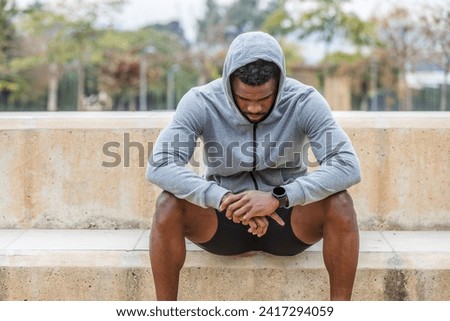 Foto Bild Trauriger schwarzer Sportler ruht sich nach dem Training aus