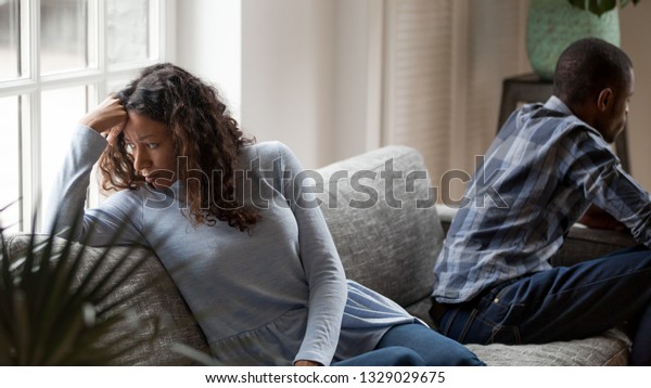 落ち込んだ男女が離れ離れに座り 関係の問題を抱えて寝椅子に座り 激しく動揺した黒人夫婦は 喧嘩の後の話を避け 悲しい男女は離婚か別れを考える の写真素材 今すぐ編集