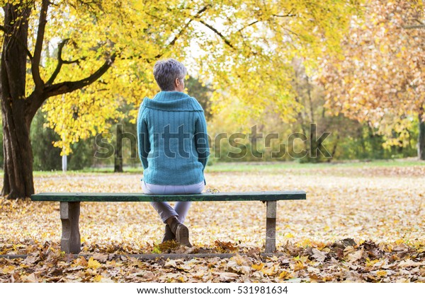 秋の公園のベンチに腰を下ろし 悲しみに沈んだ老婆 の写真素材 今すぐ編集
