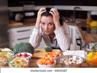 Depressive und traurige junge Frau in der Küche