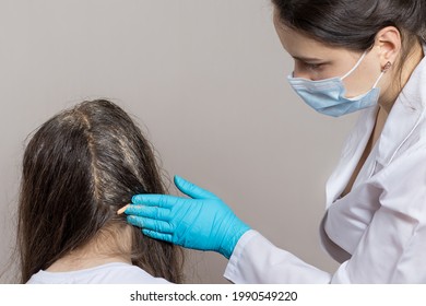 A Dermatologist Or Trichologist Applies A Dandruff Or Lice Weed To The Patient's Hair. Treating Psoriasis, Hair Loss, Dermatitis Or Head Lice.