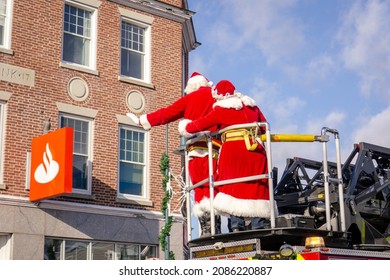 Derry, New Hampshire, USA - November 27, 2021: Annual Nutfield Holiday Parade In Downtown Derry, NH, Mr And Mrs Clause Waving From Bucket Of Firetruck In Parade