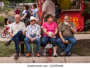 DES MOINES, IA /USA - AUGUST 10: Unidentified People Enjoy Food At The Iowa State Fair On August 10, 2014 In Des Moines, Iowa, USA.