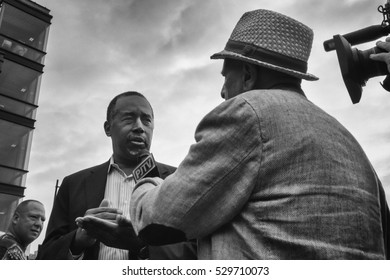 Des Moines, Iowa, USA - June 6, 2015:
Dr. Ben Carson, Republican Candidate For President, Walks Through A Downtown Des Moines Farmers Market On June 6, 2015.