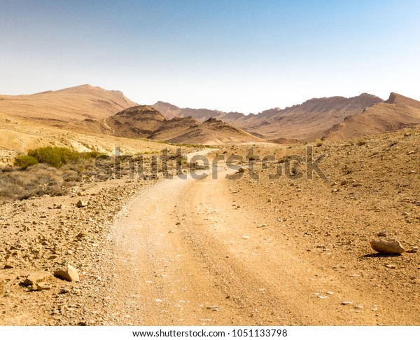 砂漠の道路クレーター アリフ山脈は景勝地の風景を眺め 旅行先の自然ネゲフ イスラエル の写真素材 今すぐ編集