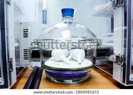 Desiccator on table in laboratory for loading containers that require exact weighing So that there is no moisture.