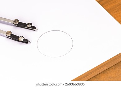 Precisão do projeto: Close-up de uma bússola meticulosamente desenhando um círculo perfeito em uma folha limpa de papel colocada em uma mesa de madeira marrom, transmitindo a essência de precisão e precisão.
