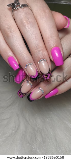Design pink nails gel\
painting