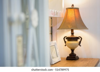 dim desk lamp