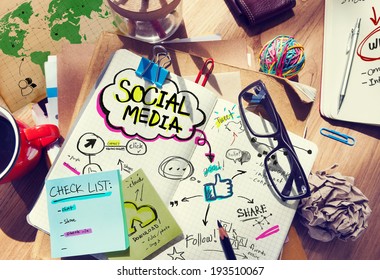 Mesa com mídia social e conceito de conexão 