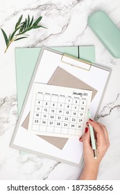 Escritorio con calendario para enero de 2021 y suministros de oficina. oficina en el hogar, blog en medios sociales, horario, concepto de planificación. Flatlay, vista superior