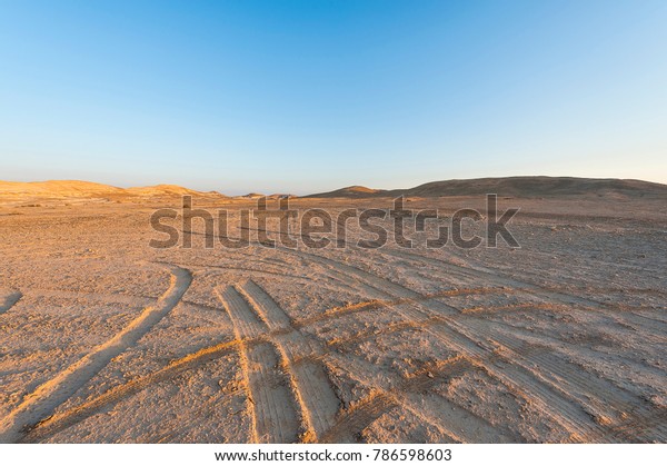 イスラエルのネゲフ砂漠の岩だらけの丘の荒廃した無限遠 息をのむような中東の風景と自然 の写真素材 今すぐ編集 786598603