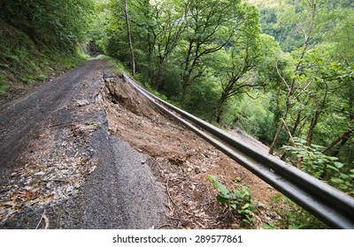 Detachment of the hillside which affects a rural road in the natural park 