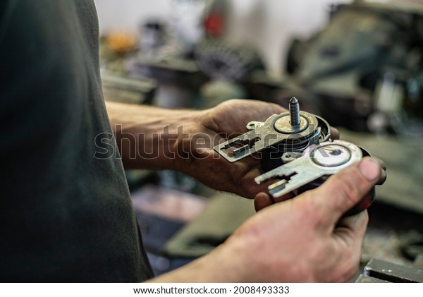 Detail of Auto\
parts in the hands of the\
mechanic