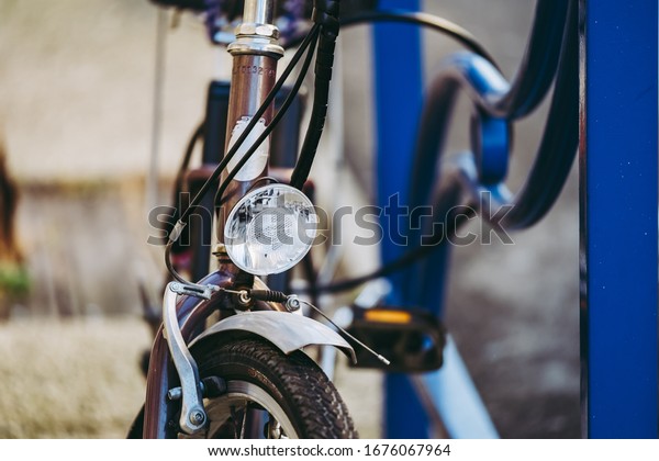 Detail of a\
bicycle with headlight and\
mudguard