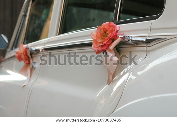 Detail of british luxury limousine decorated\
with flowers for a wedding\
celebration