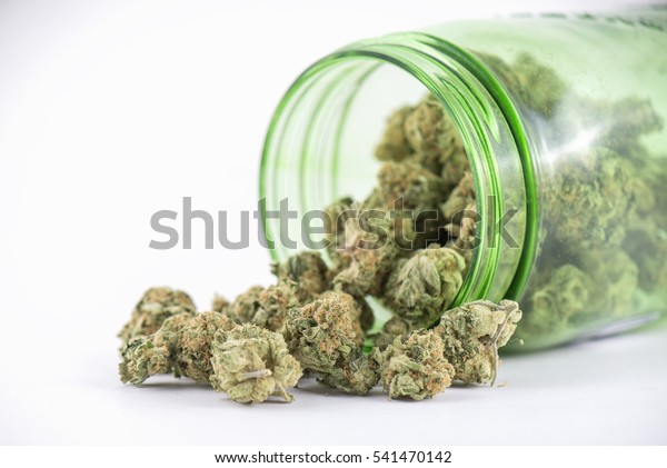大麻花 Ob 收割者應變 在綠色玻璃瓶隔離白色的細節 藥用大麻概念庫存照片 立刻編輯