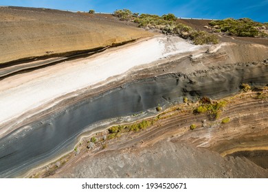 Detail der bunten vulkanischen Gesteinsschichten in Teneriffa, Spanien.
