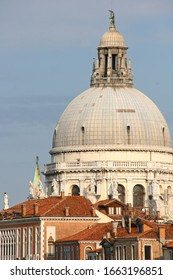 detalle de la famosa iglesia María del Salute de estilo barroco en Venecia, Italia