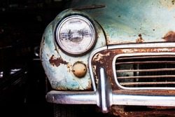 Szczegóły Przedniego Reflektora Starego Samochodu W Garażu
