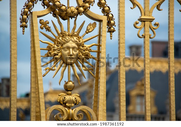 Detail of the gate of honor, decorated with the fleur-de-lys, symbol of the Sun King, of the Palace of Versailles (August 2, 2017)
