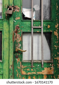 Detail eines nach Zeit ruinierten grünen Fensterrahmens