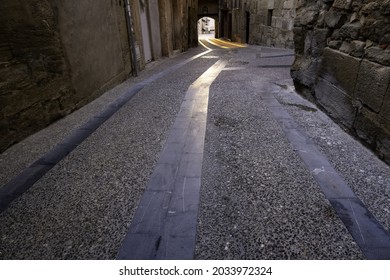 Detail der historischen und alten Straße in einer Stadt in Spanien, Weltkulturerbe, Tourismus