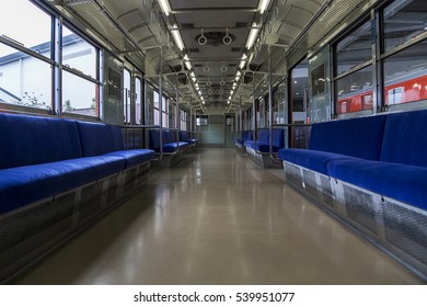 電車 車内 日本 の写真素材 画像 写真 Shutterstock