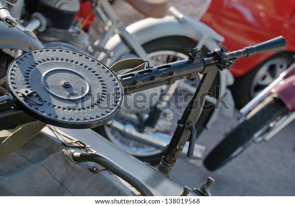 Detail of machine\
gun mounted on the\
sidecar.