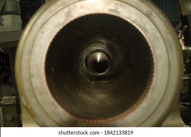 el detalle de la boca de un cañón ww2 de gran calibre, el revestimiento interno y la bala en la parte inferior son claramente visibles