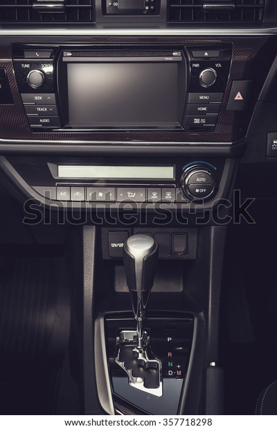 Detail of new\
modern car interior, Focus on\
gear