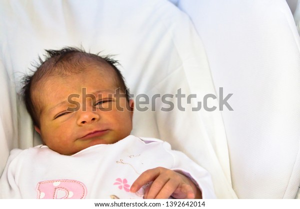 新生児の顔に黄疸が生じている細部 人生初日 の写真素材 今すぐ編集