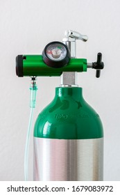 Detail eines Sauerstoffdruckmessgeräts und Zylinder mit weißem Hintergrund