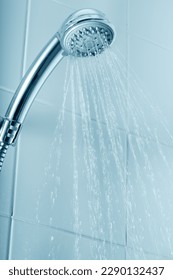 Captura de detalle de una cabeza de ducha en azul