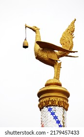 Detail the street swan lamp in Thai temple