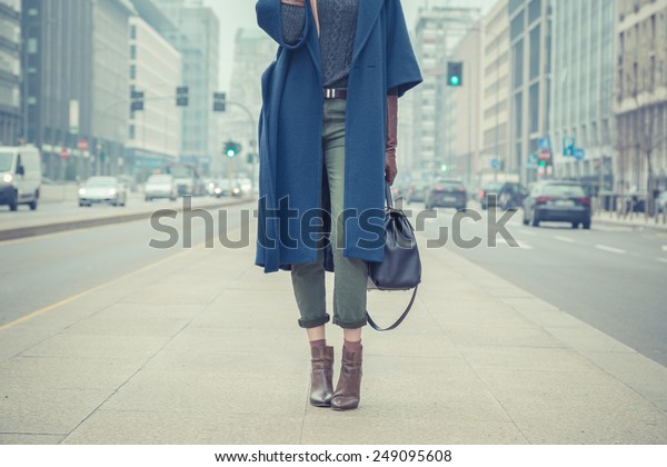 街でポーズをとるおしゃれな若い女性の詳細 の写真素材 今すぐ編集 街でポーズをとるおしゃれな若い女性の詳細 の写真素材 今すぐ編集