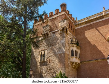 Detail des Turms von Tenorio auf der Fassade des Erzpalastes von Alcalá de Henares. Alcala de Henares, Region Madrid, Spanien.