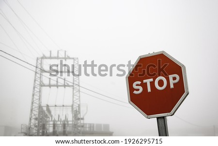 Foto Bild Verwittertes Verkehrszeichen auf einem Gehweg.