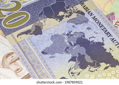 Detaillierte Nahaufnahme von 20 Saudi Riyal.
Saudi-Arabianische Währung für den G20-Gipfel im Jahr 2020. Geld von Saudi-Arabien. Weltkarte auf der Rückseite des zwanzigsten saudischen Riyals. Gedenkbanknotendesign 