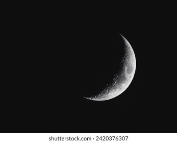 Crescent Moon detallado en el cielo nocturno. Crescent Moon sobre fondo negro con espacio para el tema de Ramadán.