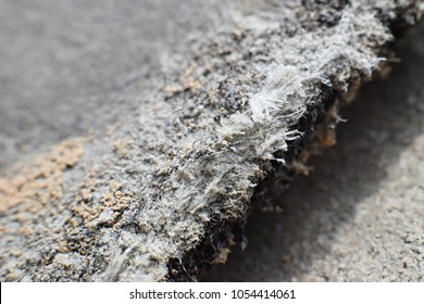 Detaillierte Fotografie von Dachdeckungsmaterial mit Asbestfasern. Gesundheitsschädliche Auswirkungen und Gefahren. Eine längere Inhalation mikroskopischer Fasern führt zu tödlichen Erkrankungen einschließlich Lungenkrebs.