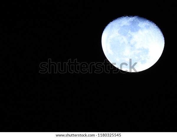 Detailed view of Full phase of\
Lunar, Full Moon, It is an astronomical body that orbits planet\
Earth.