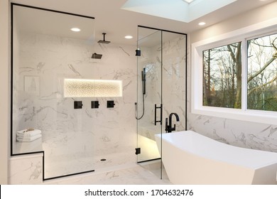 Detalles del larhe caminan en la ducha con mármol blanco y mosaico, luz. Tres asideros, cabezal de ducha en latón oscuro y bañera moderna de uso libre.