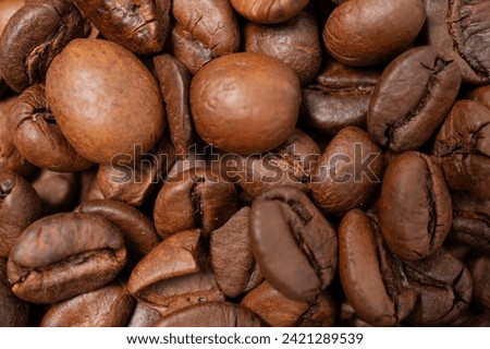 Detailreiche Makroaufnahme von gerösteten Kaffeebohnen, die eine lebendige Textur und Tiefe vermittelt, ideal für Inhalte rund um Kaffee, seine Zubereitung und Genuss.