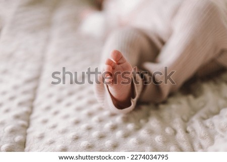 Details of the foot of a one month old baby, female. Photo depicts details of the newborn's feet and toes.