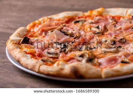 details of tasty ham and mushrooms pizza 
