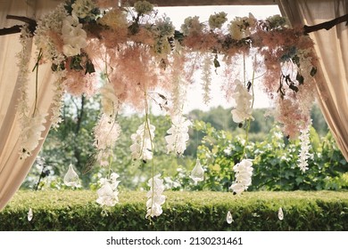 Details of the wedding ceremony venue: light bulbs, orchids.