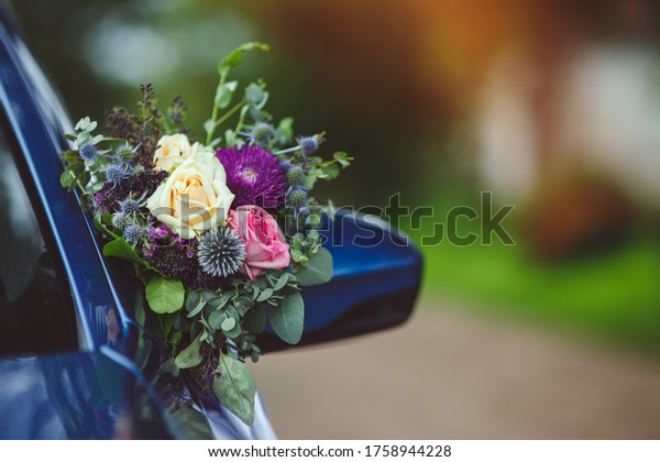 Details of the wedding day of the newlyweds.\
Wedding car decorated with\
flowers.