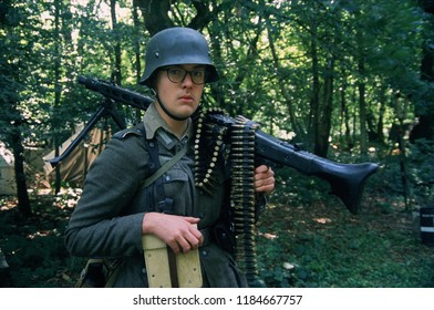 WW2 German Wehrmacht Soldiers MG-42 Gunner Picture