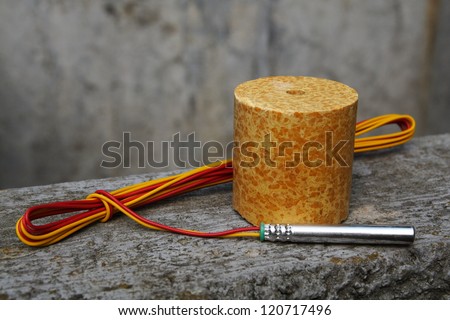Detonator and explosive